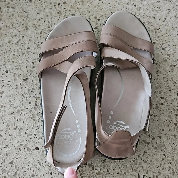 Women's size 9 Neutral Abeo tan sandals - Picture 2 of 10